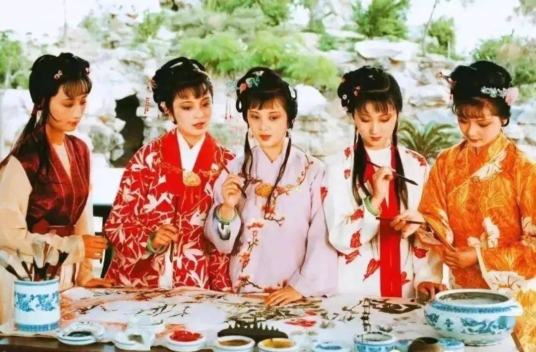 比起《红楼梦》中第九回所描述的顽童大闹学堂,海棠诗社中的美好氛