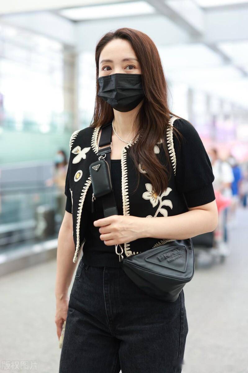 董璇穿黑色刺绣马甲牛仔裤现身机场背精巧三角包轻松时尚