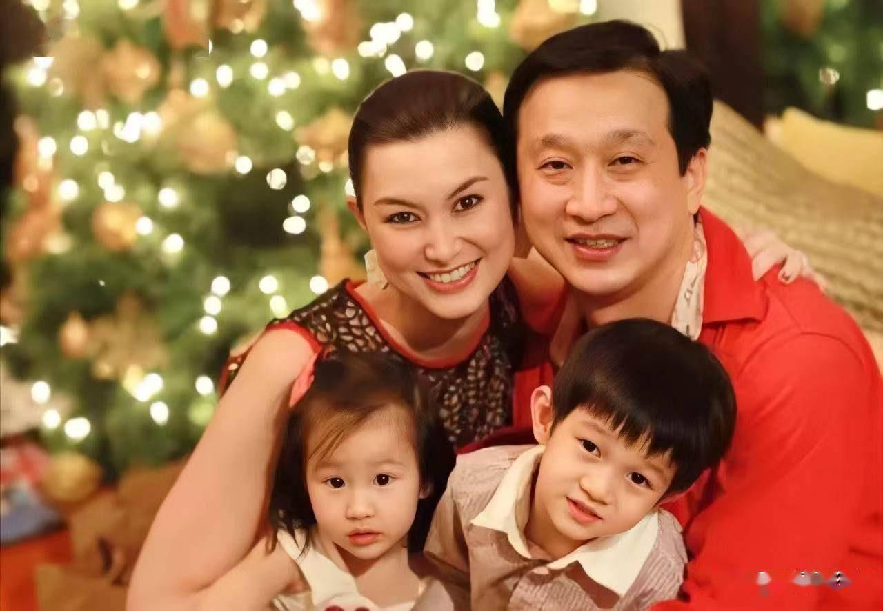 在danielle安心享受幸福家庭生活的这几年,另一个玉兰油女孩mandy在