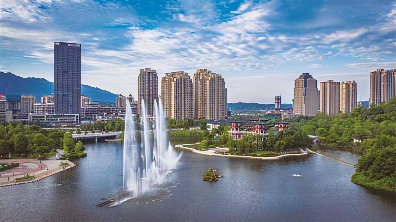 市民畅游在书海中夜幕下的永川图书馆一个书香充盈的城市才能成为美丽