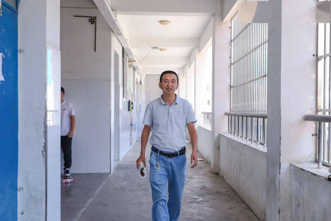 稼祥中学名师风采向进春华秋实爱是沟通心灵的钥匙