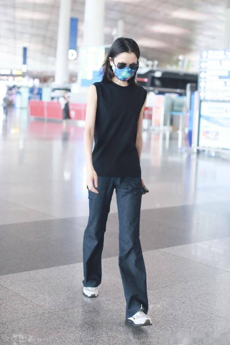 街拍:杜鹃黑色无袖上衣 阔腿裤 运动鞋休闲随性_机场_北京_上衣