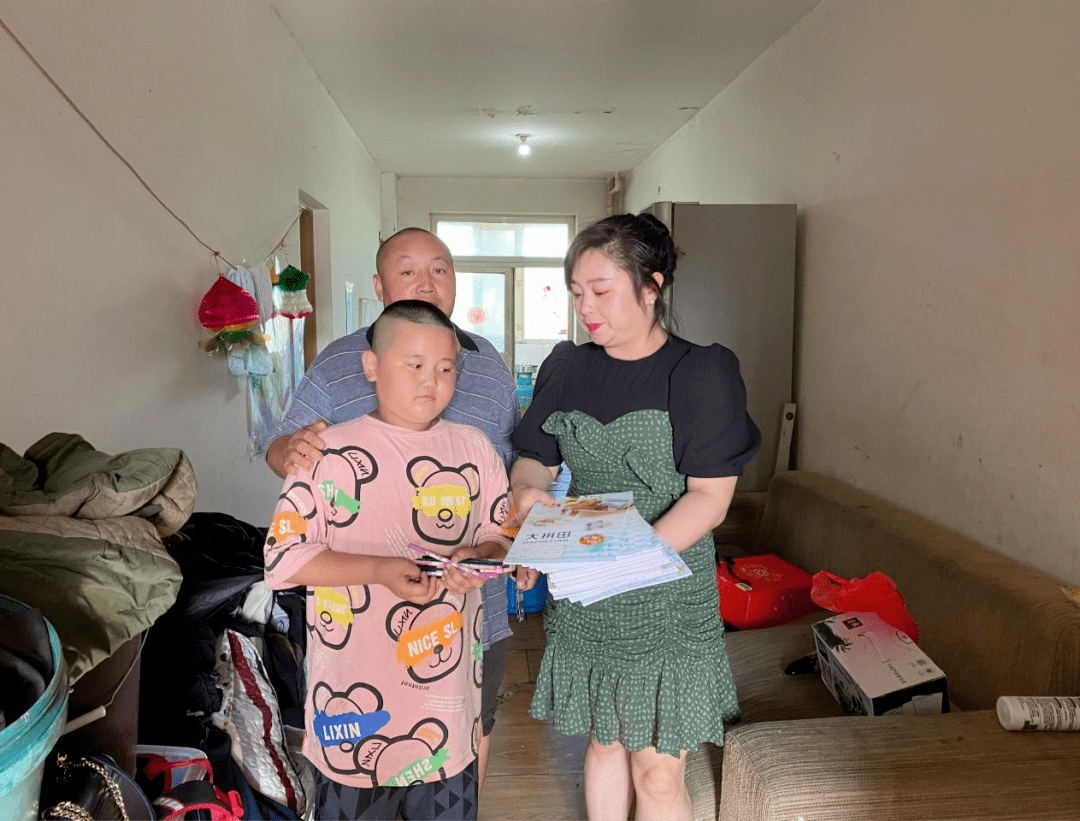 【能力作风建设】社区"妈妈"结对帮扶困境儿童系列一_李秀秀_肖昱_帮