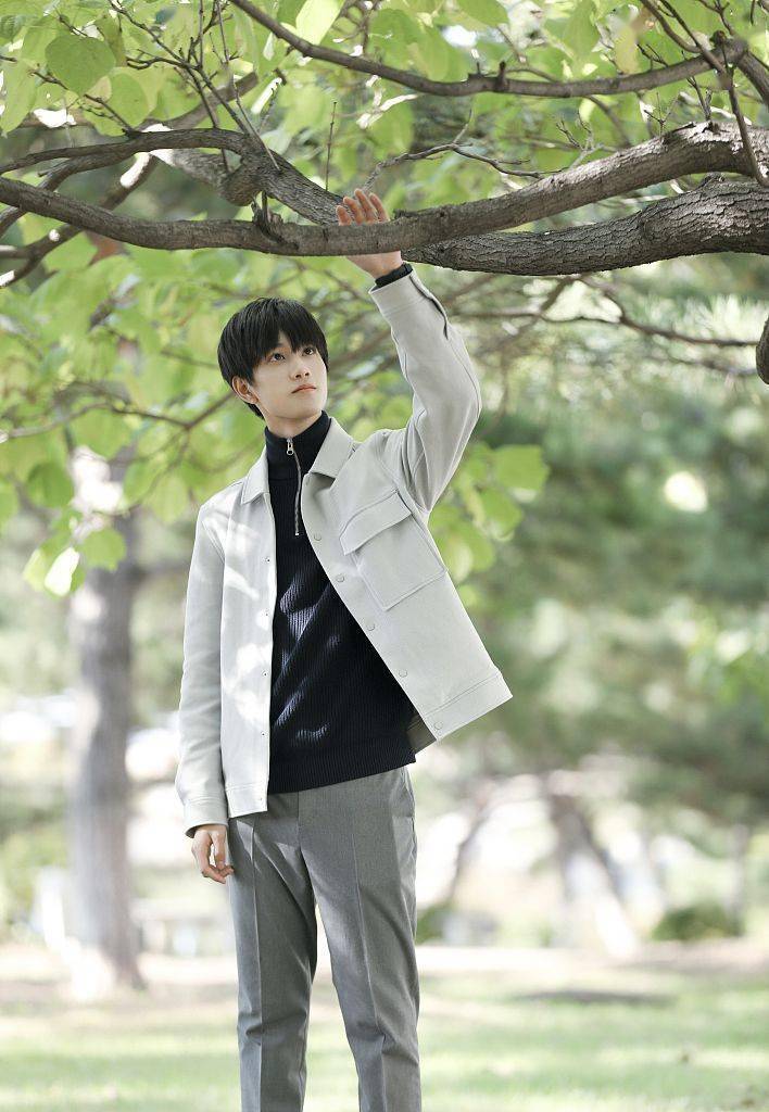 敖子逸立秋发布户外写真夹克搭配针织衫营造秋日氛围