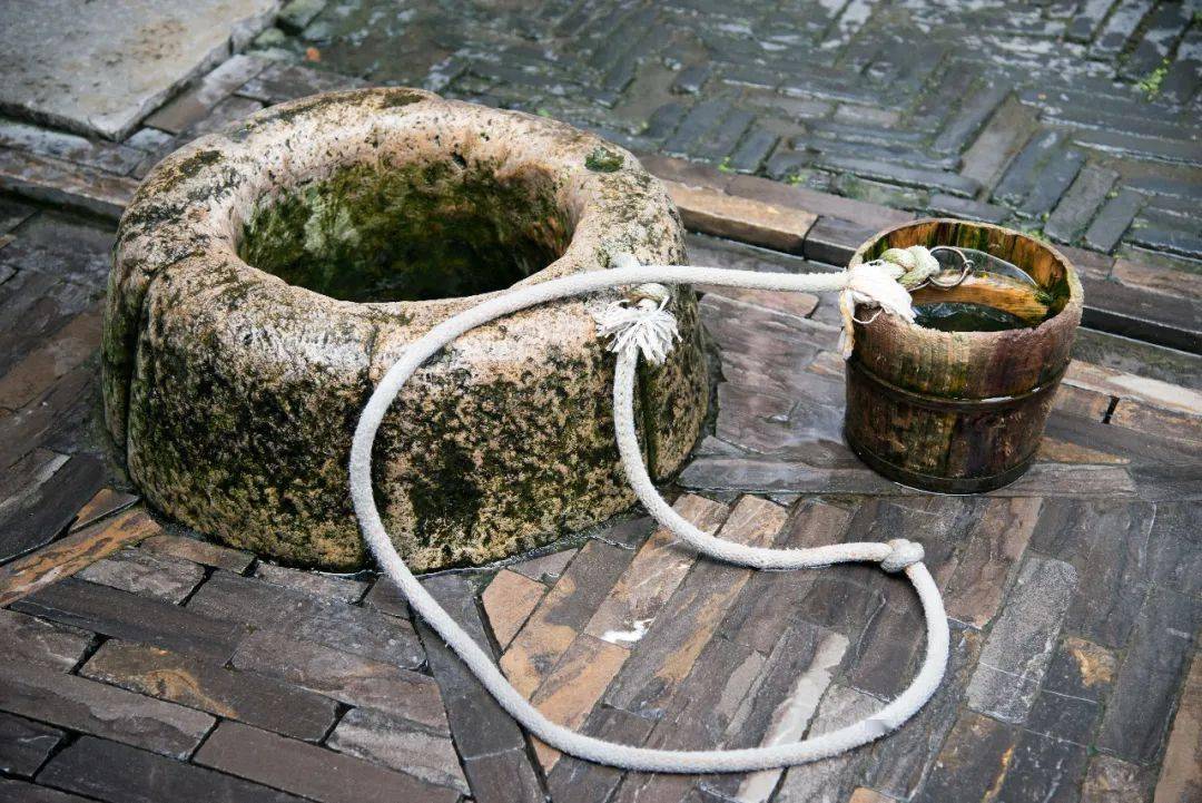 老井指引家园的方向_井水_辘轳_陆游更