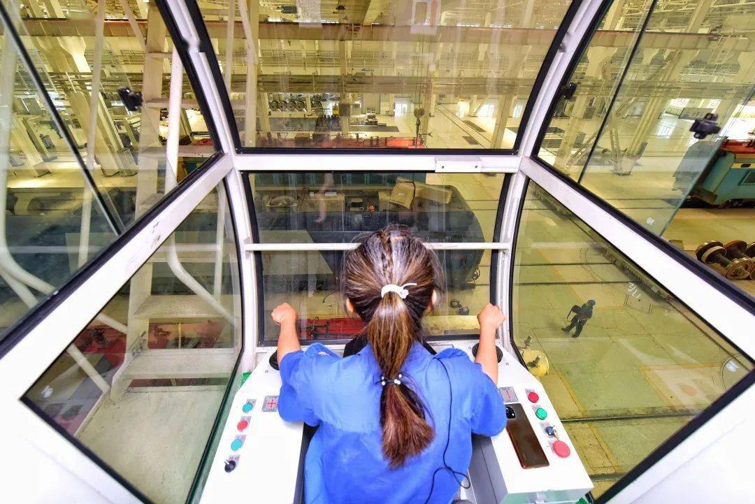 操纵天车是一项十分细致,讲究配合的工作,检修现场作