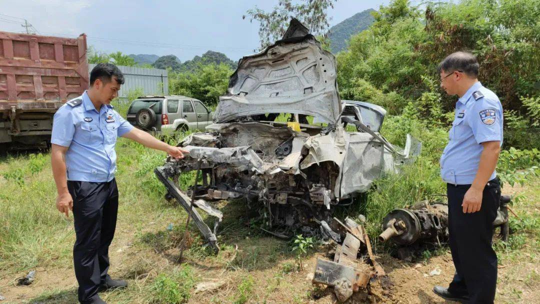 翻车起火爆炸绝境中这群新疆小伙顶着烈火冲了上去