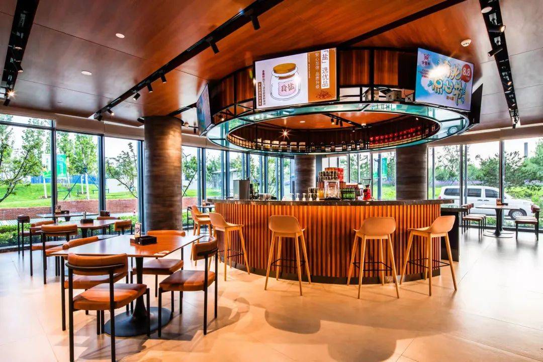 城市绿心首家"网球主题酒店"试运营!把"森林"搬入房间