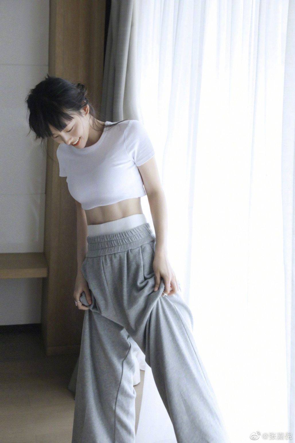 张嘉倪晒美照妆容素颜美成仙清纯氛围似少女马甲线更是绝了