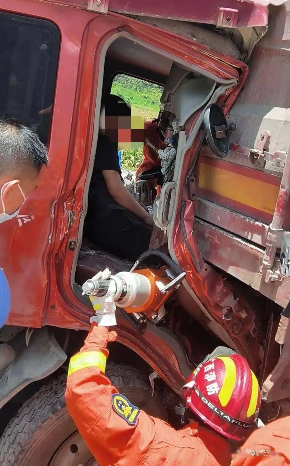 一辆轻型厢式货车撞上停靠在路边的重型半挂牵引车,事故造成一人受伤