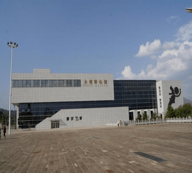 在县城体验永德特色美食,饭后文化广场参加健身活动,入住县城宾馆酒店