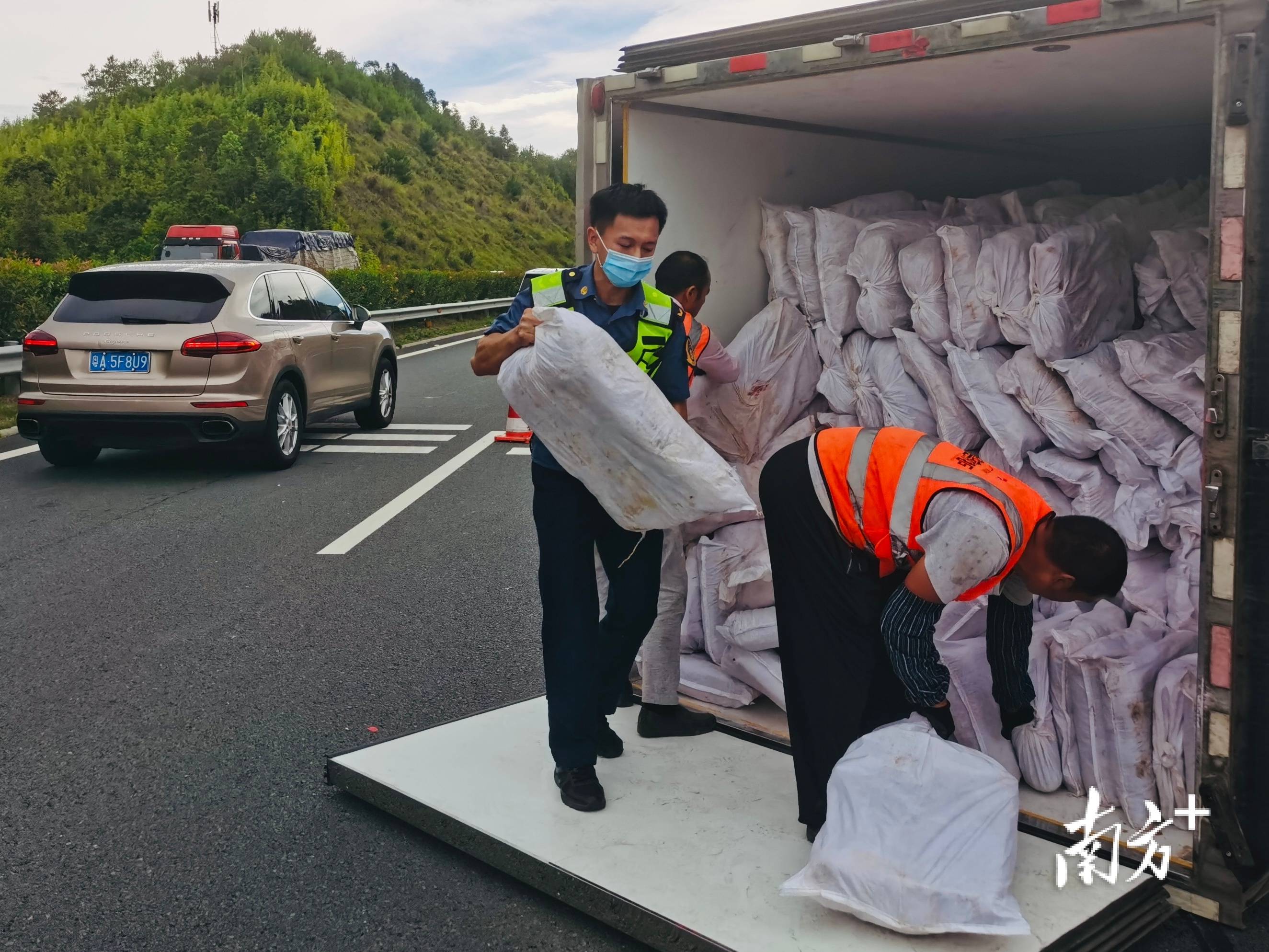 该车为冷藏车,从揭阳普宁运载冷冻牛肉到佛山,在行驶至该路段时,由于