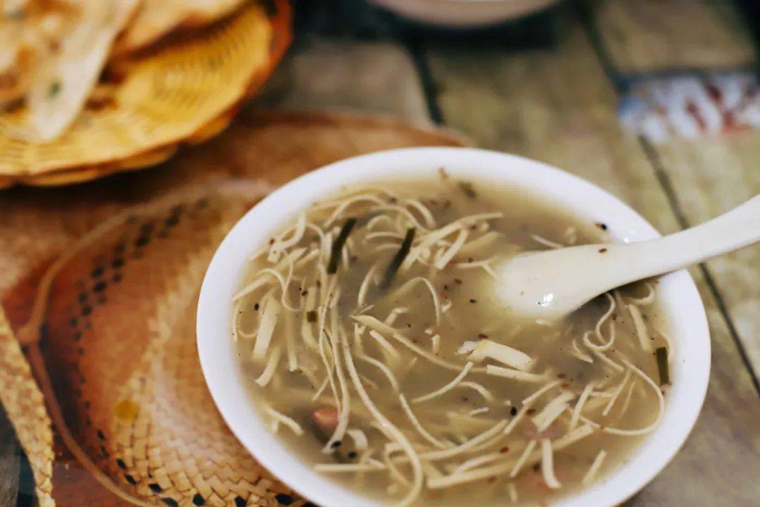 油酥烧饼,撒汤,麻糊,豆皮卷油条,一顿丰富的早餐摆上桌来.