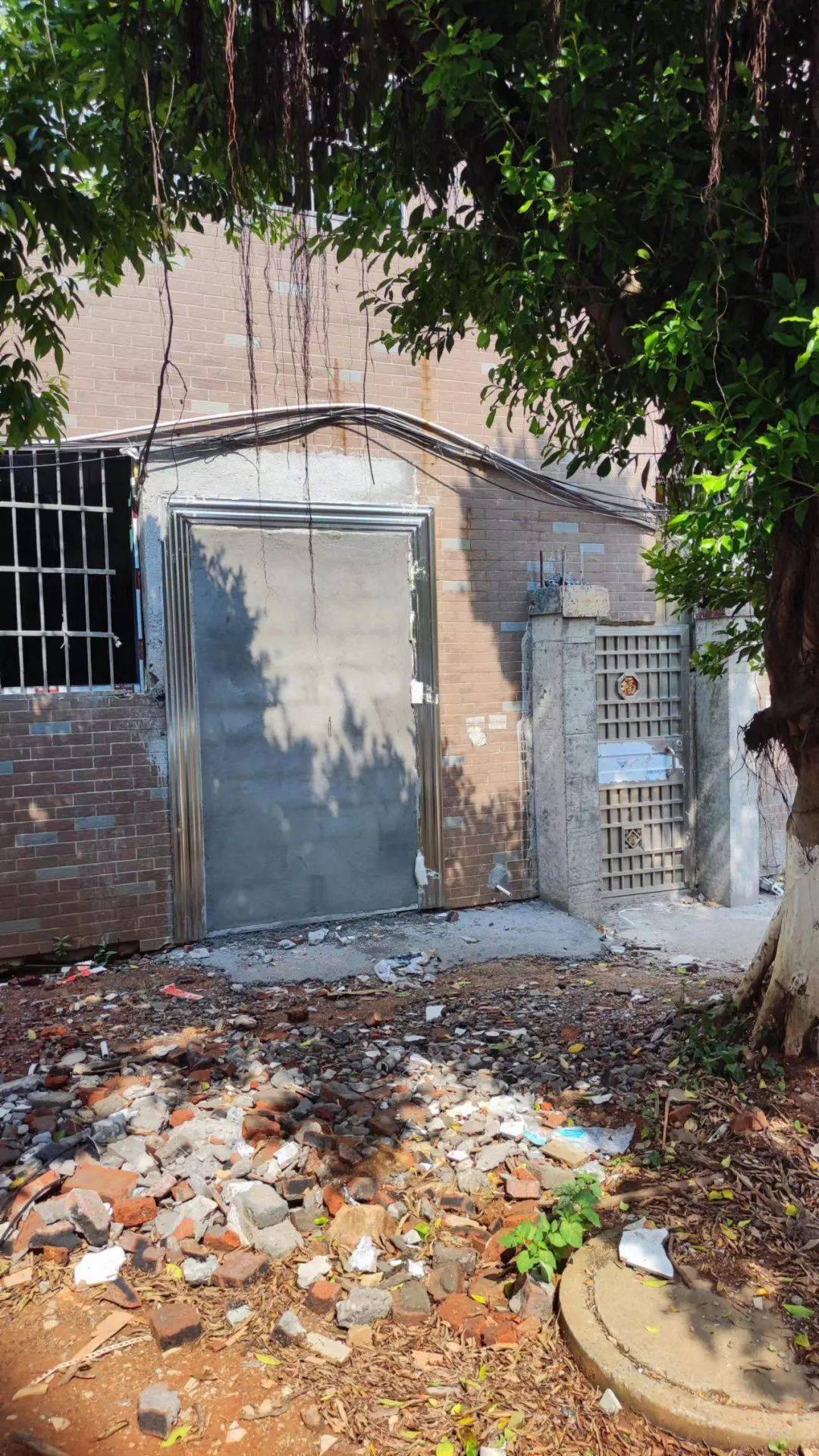 赣县区滨江花城南区2号店商户私开后门,造成房屋安全隐患,影响小区