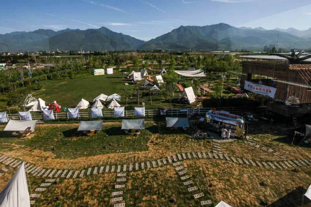 在荣华数字康养中心项目的带动下,胡家庄迎来了飞速发展,打造了终南