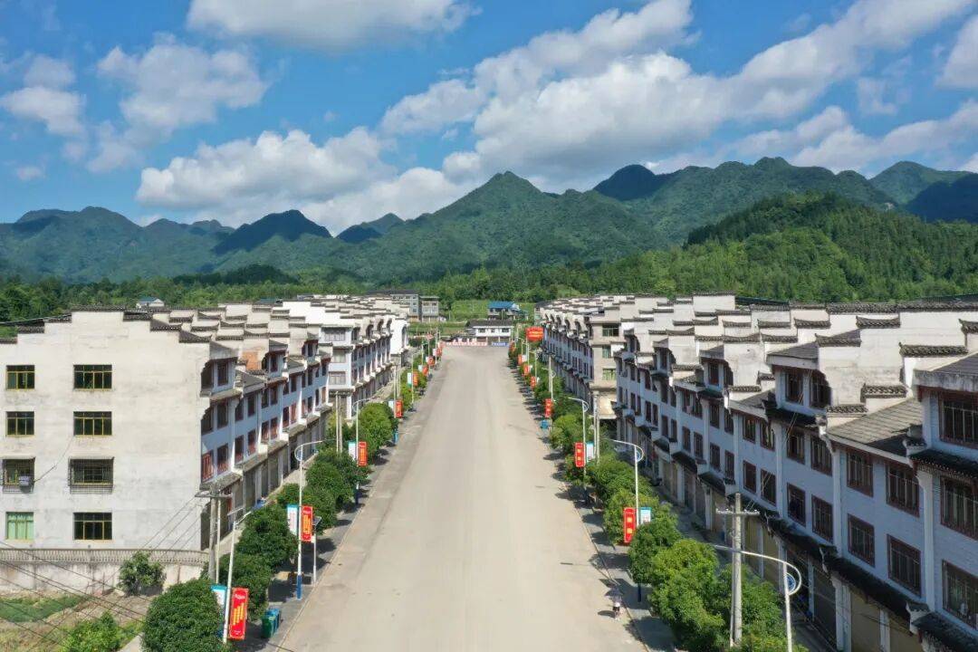 岑巩县凯本镇三联三破激活基层治理一池春水