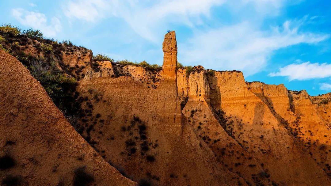红碱淖看夕阳西下,为湖水撒上金边,登临"陕北小华山"二郎山看山水依偎