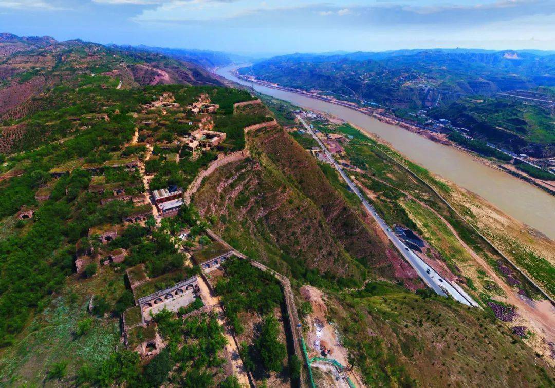 红碱淖看夕阳西下,为湖水撒上金边,登临"陕北小华山"二郎山看山水依偎