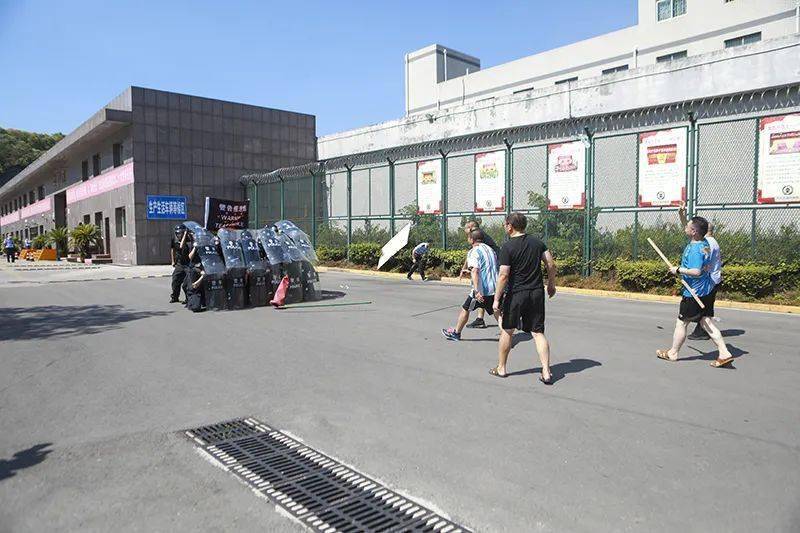 渝西监狱:开展暴恐分子冲击监狱应急处置演练_防范_武警总队_唐孝海