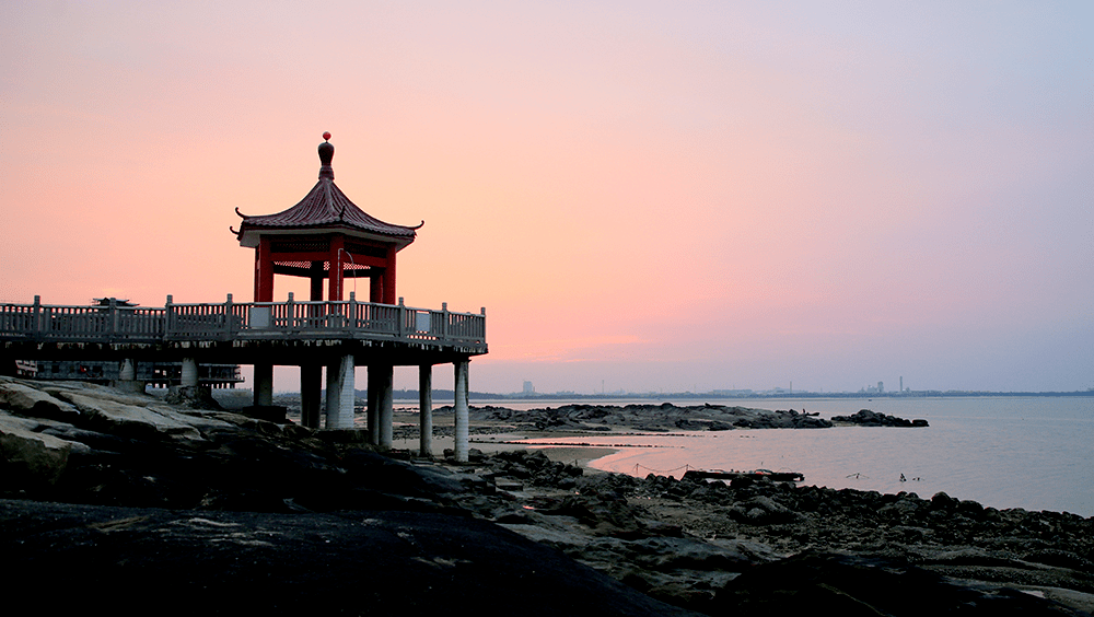 石狮祥芝镇的古浮湾,夜幕还没落下,就有不少老饕来这一条街上觅食.