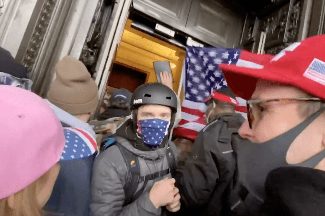 川普粉丝持枪突袭fbi大楼,对峙交火7小时……川粉:开始全美内战!