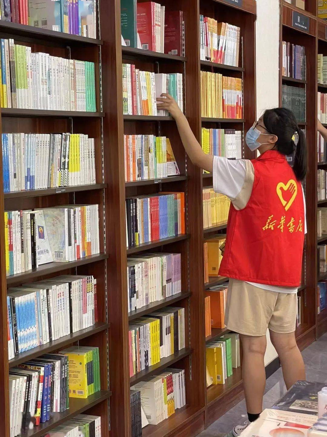 整理货架 图书归位通过亲身参与整理图书,向小伙伴推荐自己喜欢的书