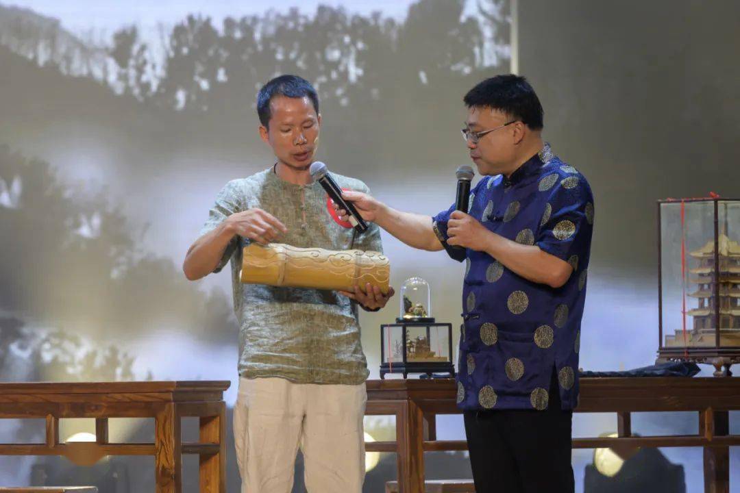 金魁《竹雕》▲汤建妙《糖画》▲戴利柳《剪纸》一方水土养育一匪人