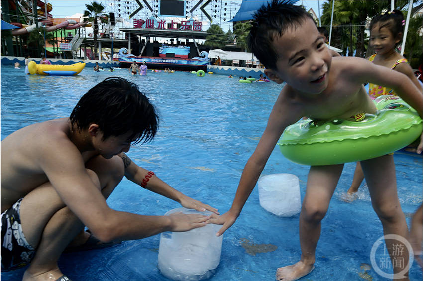 水上乐园加冰块 游客戏水更消暑