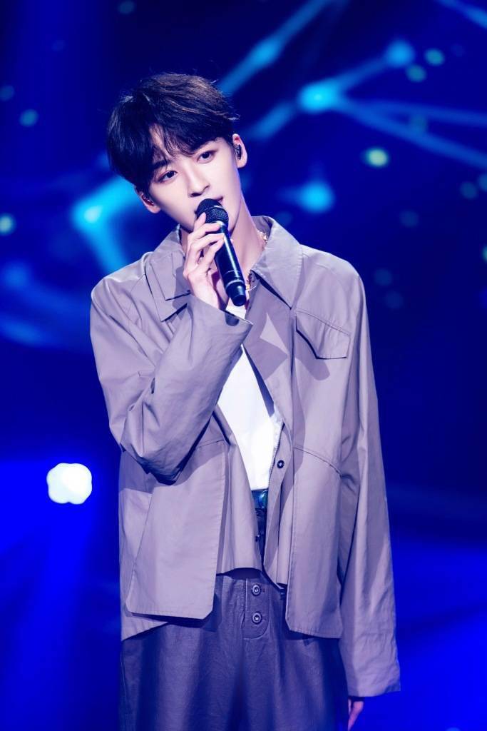 《环游宇宙》初舞台曝光 帅气少年跪地激情唱跳_何洛洛_舞台_少年