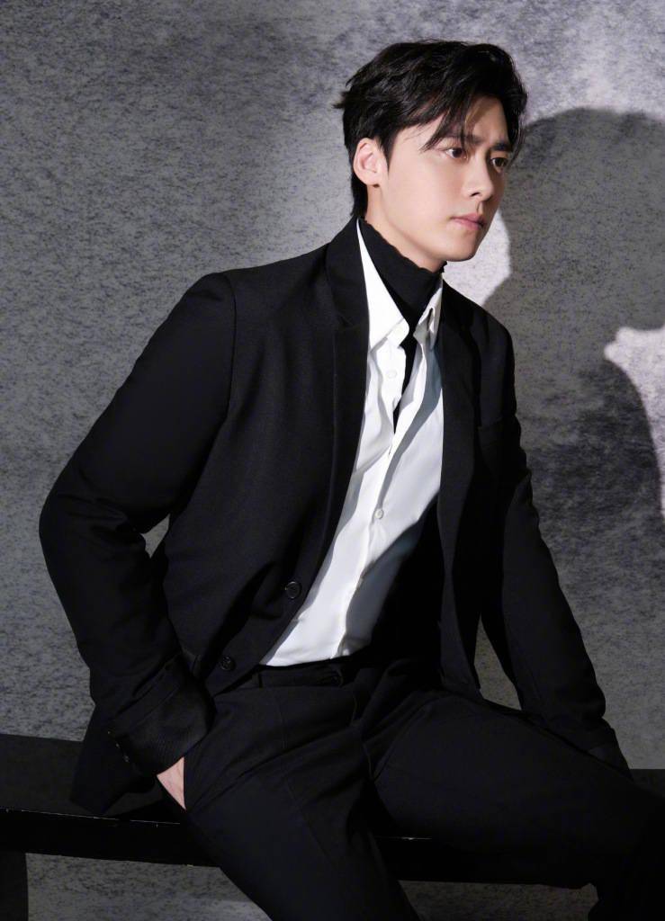李易峰微博电影之夜红毯造型写真释出 着黑白西装衬衫儒雅帅气