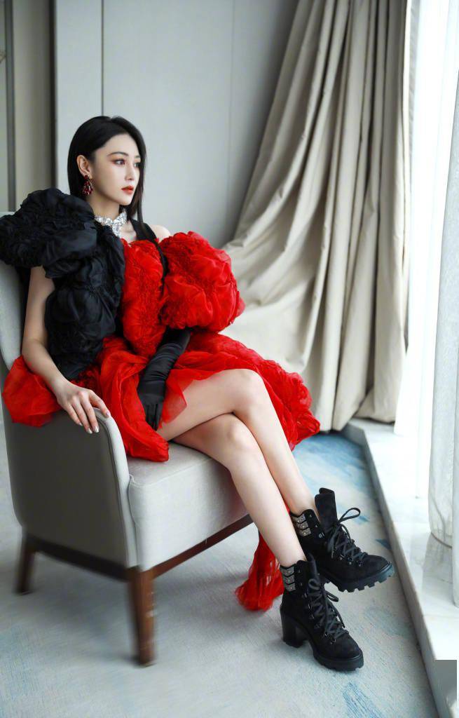 张馨予《萌探探探案2》收官 红黑泡泡袖短裙造型显美艳_写真_张馨予