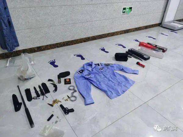 件警用制式服装,制服上有三级警督的警衔,警号等警用标识,及一副手铐