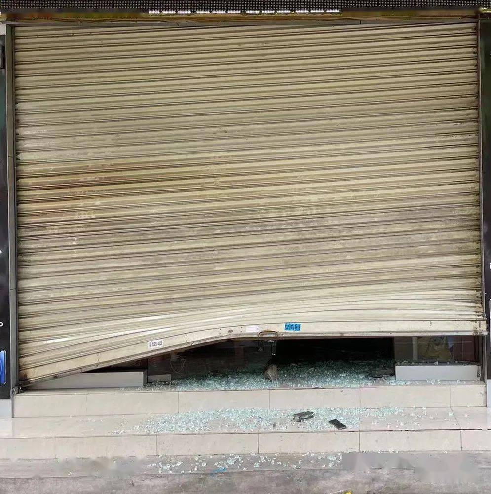 汤坑一店铺被砸,满地玻璃碎,现场一片狼藉._后生_手机店_视频