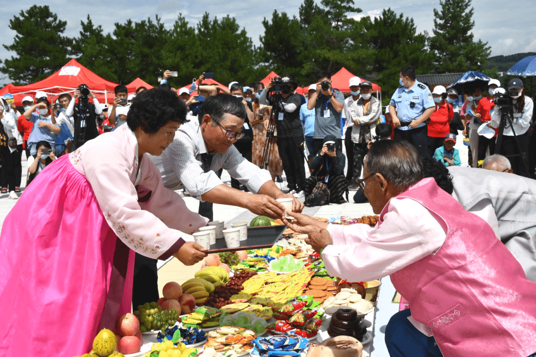 【聚焦】我市举办庆祝"8·15"老年节40周年活动_龙井市_老人_延边