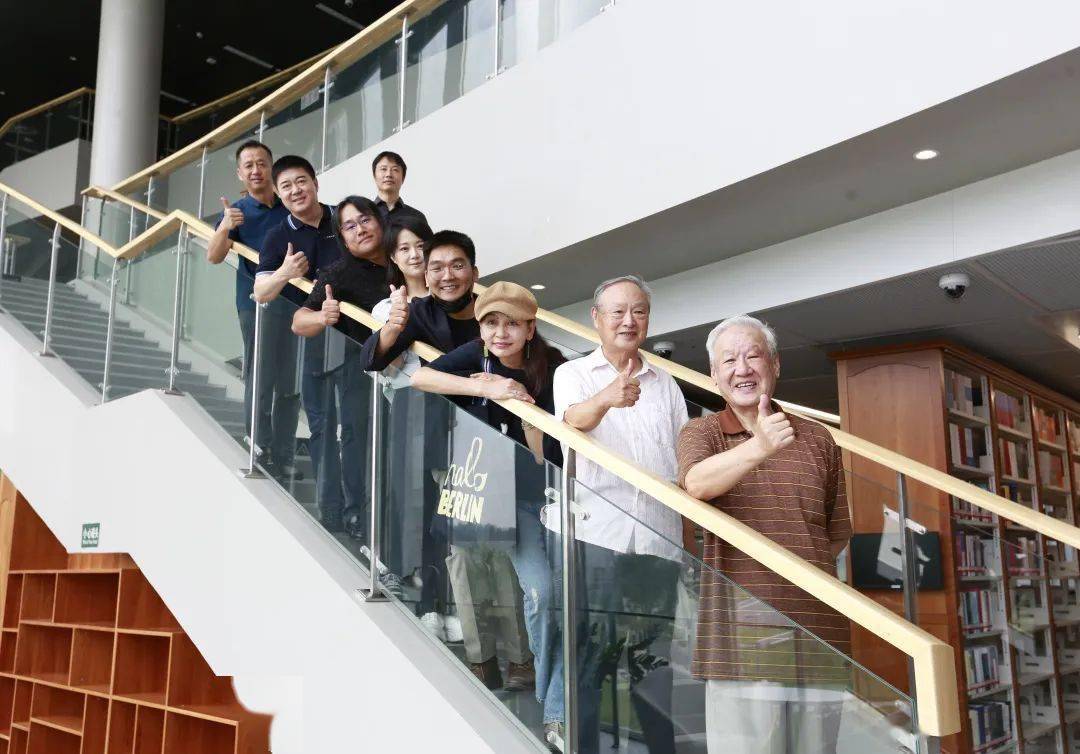 参观宽敞明亮的图书馆并集体合影校领导和校友在智慧教室座谈文字:廖