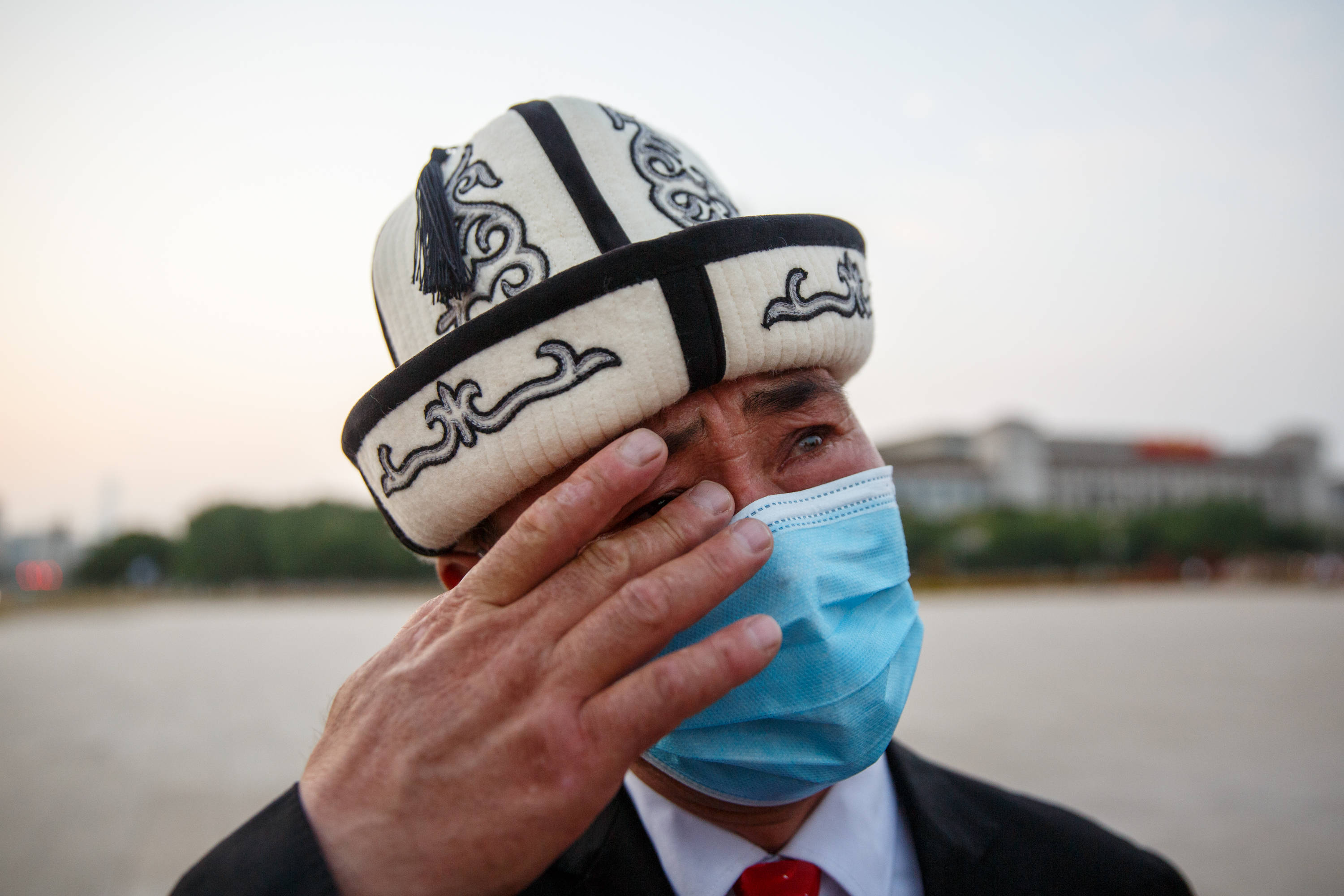 新疆大叔北京圆梦记_阿布都加帕尔·_天安门广场_徽章