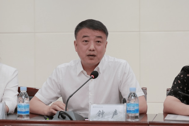 医院副院长孟薇主持会议,并对王铁良,张佩青,王学军,江柏华,张雅丽