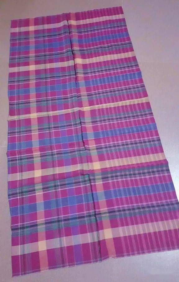 通常会使用本地的格子布或者格纹布制作,格纹布基本上以紫色,玫瑰色