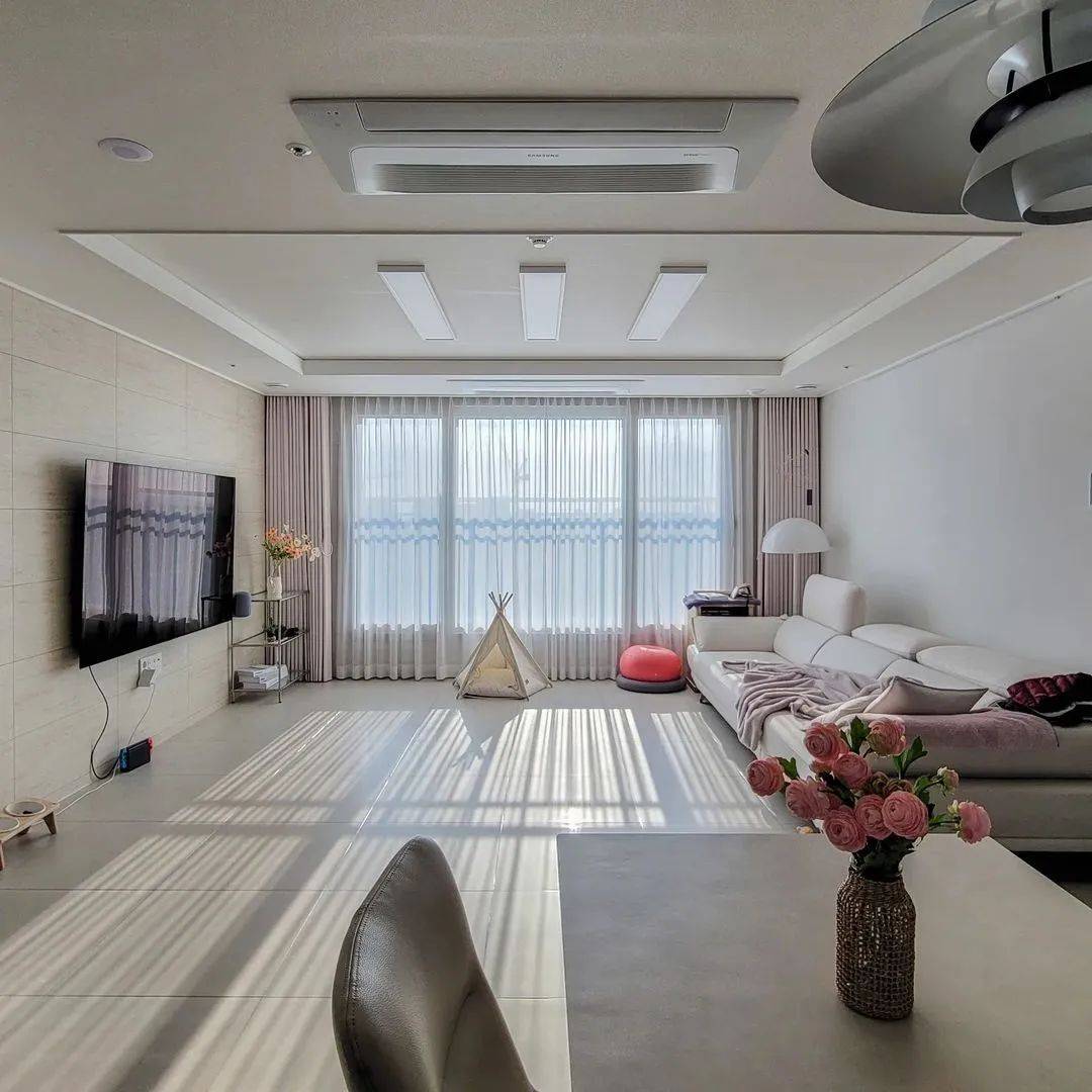 90㎡小居室，客厅打通阳台，地砖直接通铺，空间显大又舒适！_装修_两张床_电视柜
