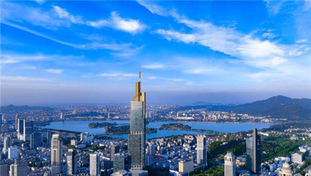 南京有一奇特高楼，外形和迪拜塔一样，位置却十分尴尬！