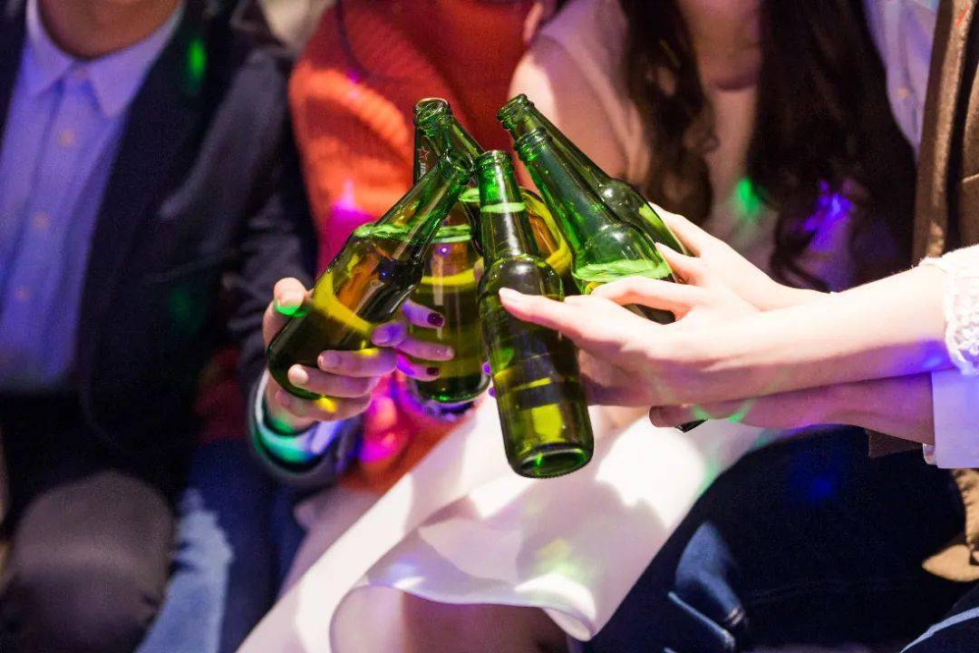 吃一碗精心调制的冰沙在露天摊来点烧烤,开瓶啤酒或碰杯,或谈笑是和三