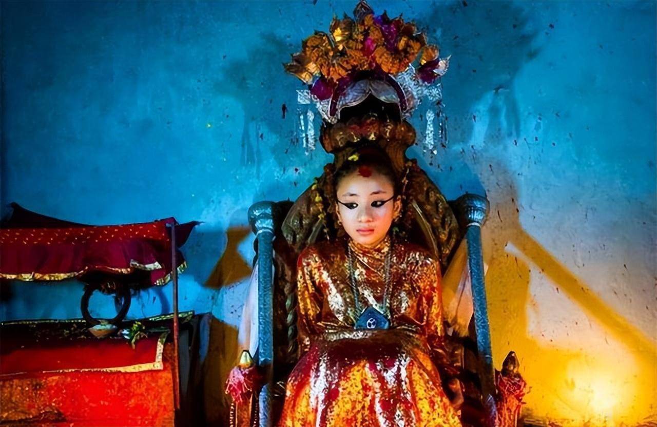 尼泊尔库玛丽:4岁上位被供奉10年,出门脚不沾地,退位后无人娶_女神_杜
