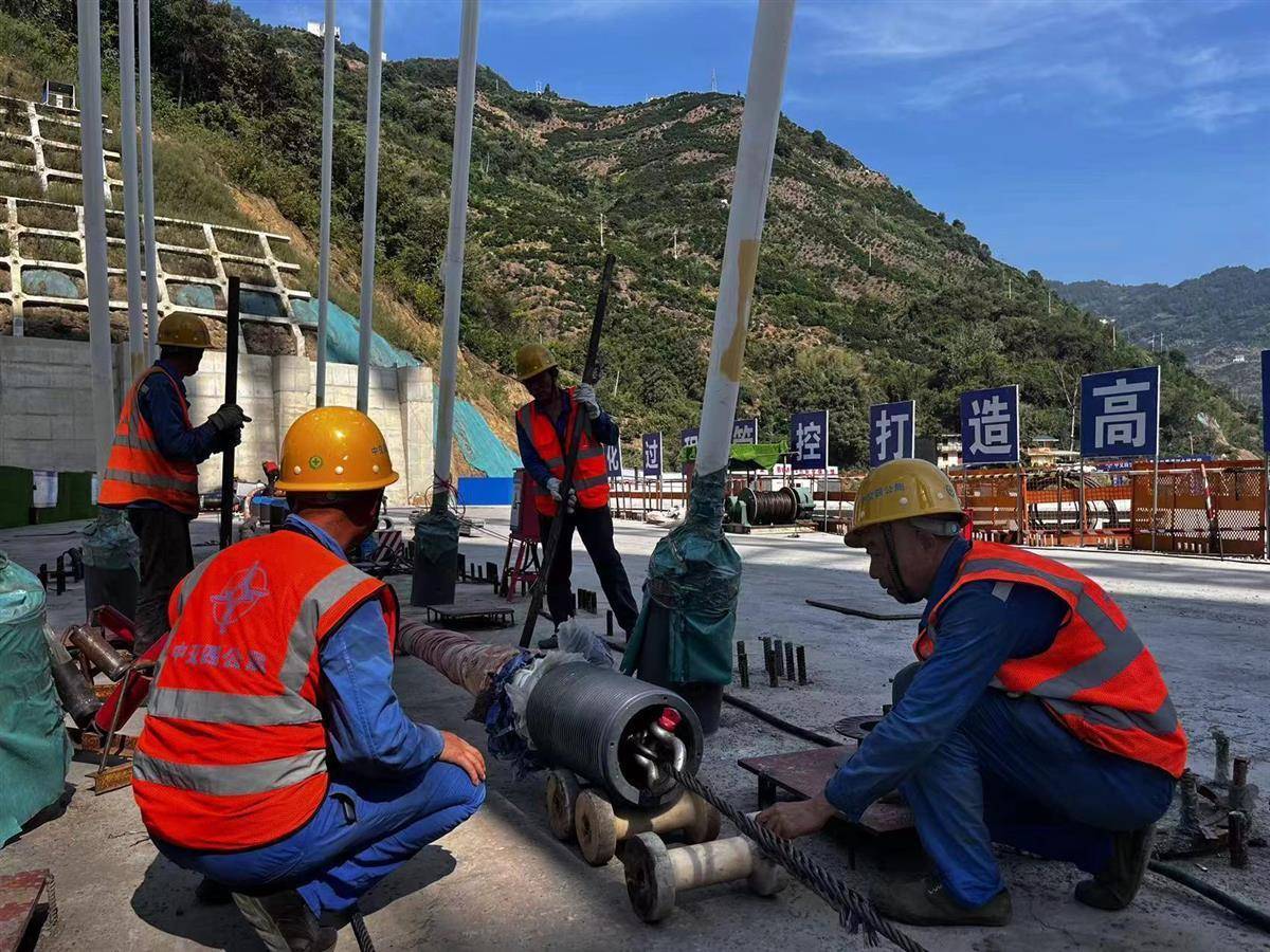 峡口香溪河大桥位于兴山县峡口镇境内,是兴山交通重点项目之一.