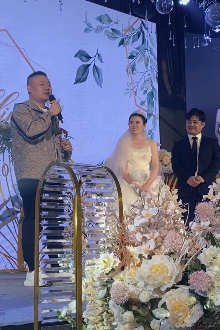 坐轮椅婚礼合影,注意岳云鹏双腿:你可是男明星啊_李筱奎_外甥_栾云平