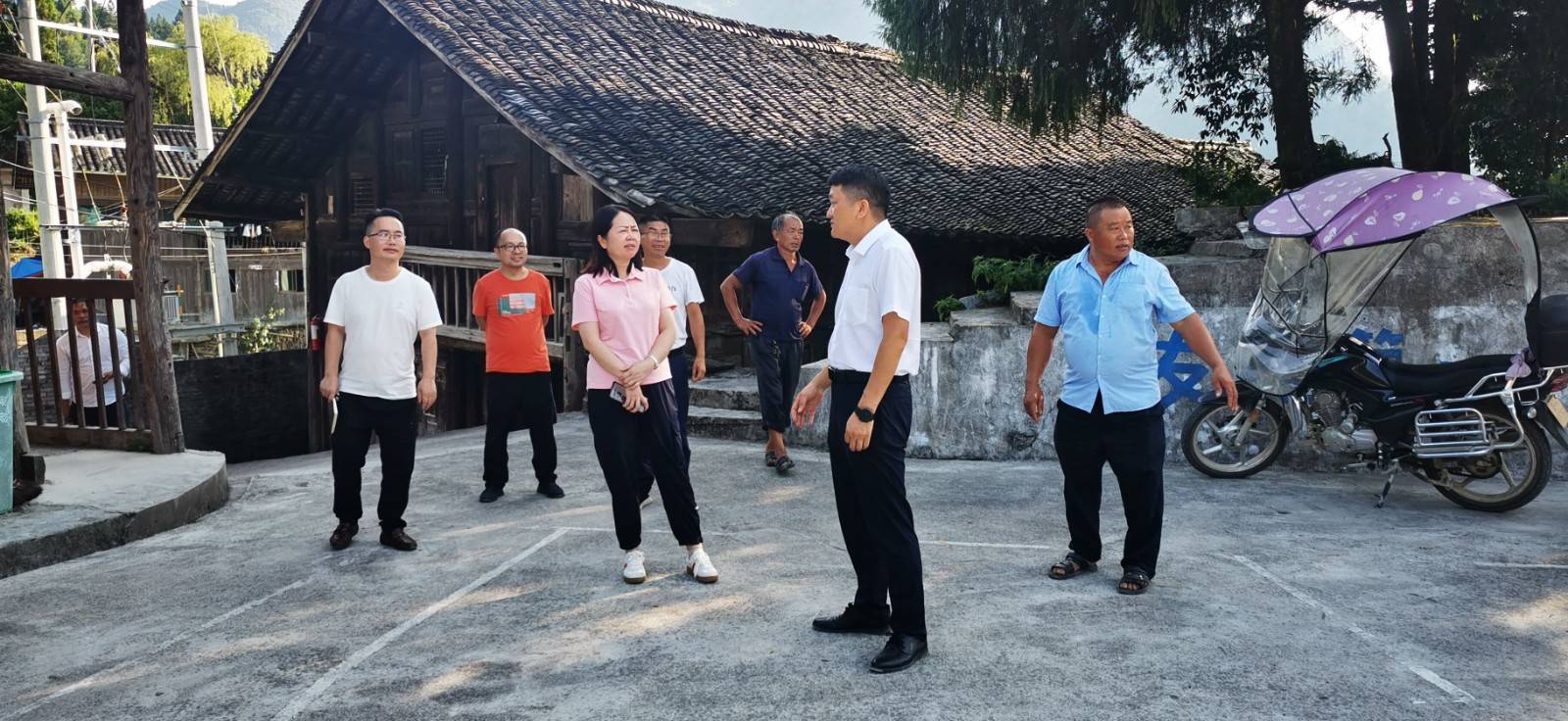 8月16日,县委副书记陈尚京带队到排调镇就乡村振兴