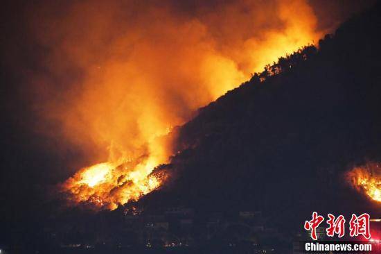 直擊重慶市涪陵區山火 多架救援直升機參與滅火_重慶涪陵山火復燃