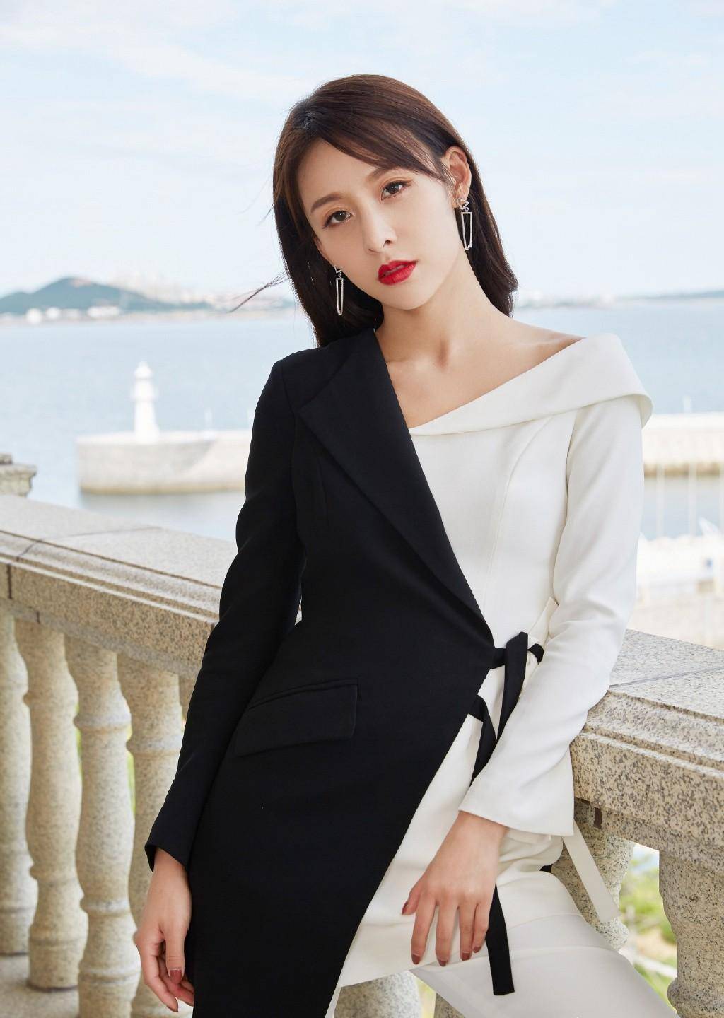 33岁贾青能把西服穿出凹凸感,个性出彩魅力足,不愧是男神收割机_造型