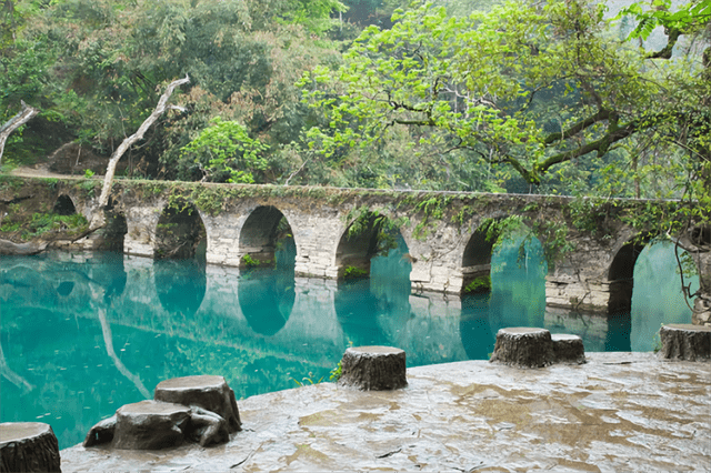鸳鸯湖、卧龙潭！贵州这一景区，因一座七孔拱桥而得名，景色优美