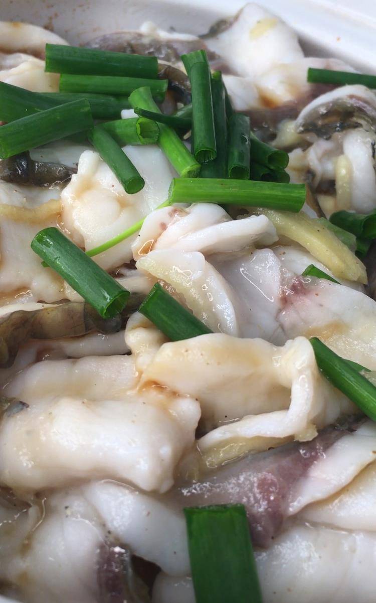 美味厨房:冬天这样吃鱼好!姜葱焗鱼,你学会了吗?_鱼骨_鱼片_香味