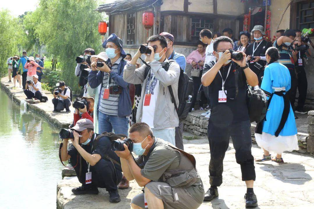 100余名摄影“大咖”走进西秀传统村落进行采风